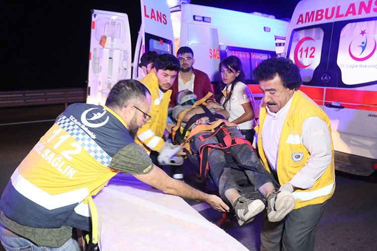 Aksaray’da otobüsün şarampole devrilmesi sonucu meydana gelen trafik kazasında 1’i çocuk 6 kişi hayatını kaybetti, 44 kişi de yaralandı. 