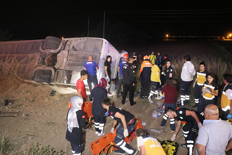 Aksaray’da otobüsün şarampole devrilmesi sonucu meydana gelen trafik kazasında 1’i çocuk 6 kişi hayatını kaybetti, 44 kişi de yaralandı. 