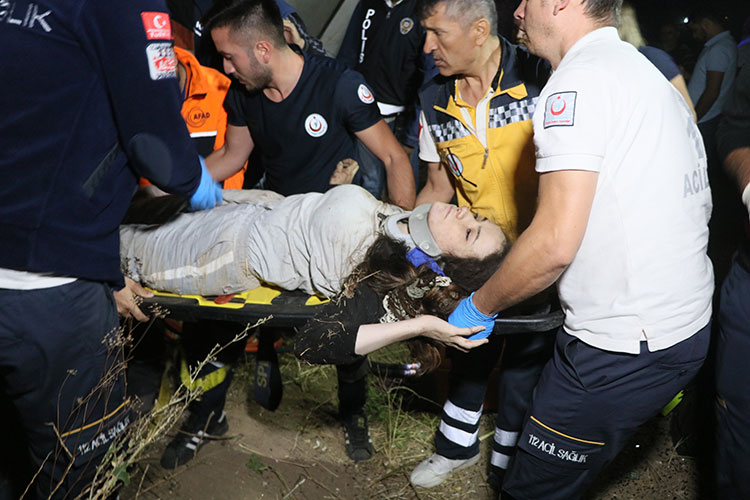 Aksaray’da otobüsün şarampole devrilmesi sonucu meydana gelen trafik kazasında 1’i çocuk 6 kişi hayatını kaybetti, 44 kişi de yaralandı. 