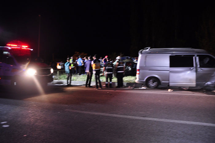 Afyonkarahisar’da meydana gelen trafik kazasında 4 kişi hayatını kaybetti, 3 kişide yaralandı. Korkunç kazada otomobilde hayatını kaybeden 3 kişinin aynı ailenin üyesi olduğu ve nişan töreninden döndükleri belirtildi. 