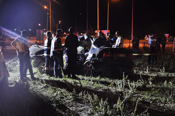 Afyonkarahisar’da meydana gelen trafik kazasında 4 kişi hayatını kaybetti, 3 kişide yaralandı. Korkunç kazada otomobilde hayatını kaybeden 3 kişinin aynı ailenin üyesi olduğu ve nişan töreninden döndükleri belirtildi. 