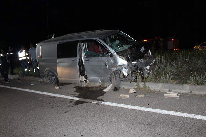 Afyonkarahisar’da meydana gelen trafik kazasında 4 kişi hayatını kaybetti, 3 kişide yaralandı. Korkunç kazada otomobilde hayatını kaybeden 3 kişinin aynı ailenin üyesi olduğu ve nişan töreninden döndükleri belirtildi. 