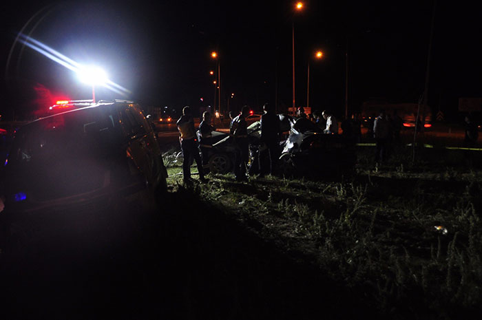 Afyonkarahisar’da meydana gelen trafik kazasında 4 kişi hayatını kaybetti, 3 kişide yaralandı. Korkunç kazada otomobilde hayatını kaybeden 3 kişinin aynı ailenin üyesi olduğu ve nişan töreninden döndükleri belirtildi. 