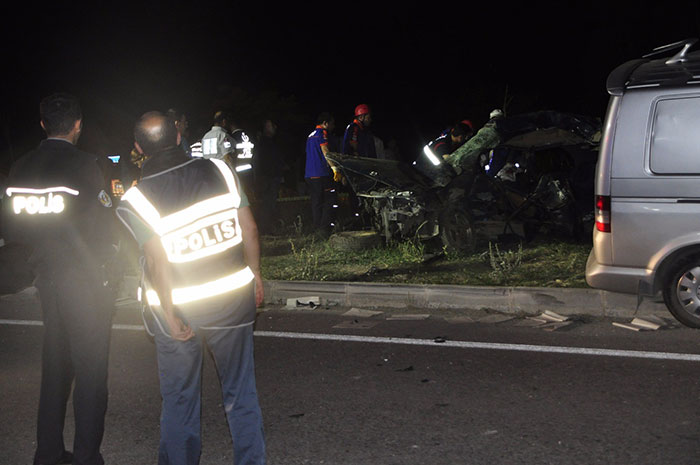 Afyonkarahisar’da meydana gelen trafik kazasında 4 kişi hayatını kaybetti, 3 kişide yaralandı. Korkunç kazada otomobilde hayatını kaybeden 3 kişinin aynı ailenin üyesi olduğu ve nişan töreninden döndükleri belirtildi. 