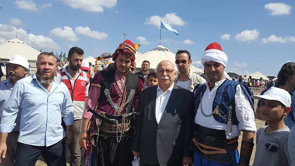 İstanbul’da düzenlenen Etnospor Kültür Festivali’ne katılan Türk Dünyası Vakfı Genel Müdürü Yunusemre Aksu ve TÜMSİAD’dan Serhat Tunç, festivale renk kattı. İkili, Bakan Avcı ile de görüştü.