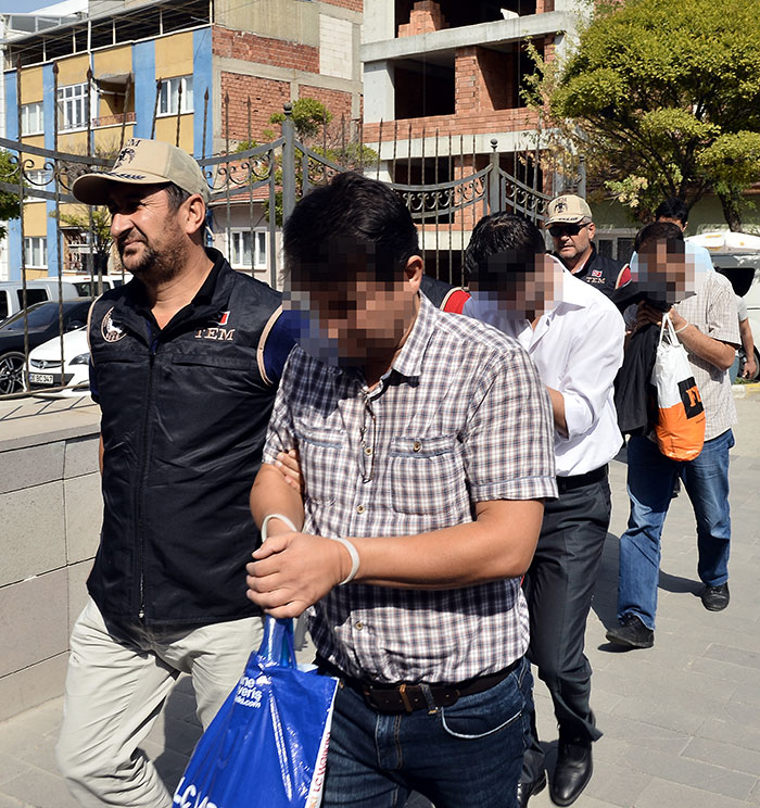 Eskişehir'de Fetullahçı Terör Örgütü/Paralel Devlet Yapılanması'na (FETÖ/PDY) yönelik operasyonda gözaltına alınan meslekten ihraç edilen ve açığa alınan 8 emniyet mensubundan 4'ü adliyeye sevk edildi.