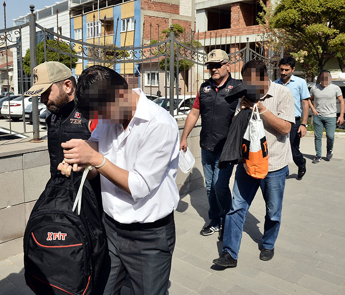 Eskişehir'de Fetullahçı Terör Örgütü/Paralel Devlet Yapılanması'na (FETÖ/PDY) yönelik operasyonda gözaltına alınan meslekten ihraç edilen ve açığa alınan 8 emniyet mensubundan 4'ü adliyeye sevk edildi.