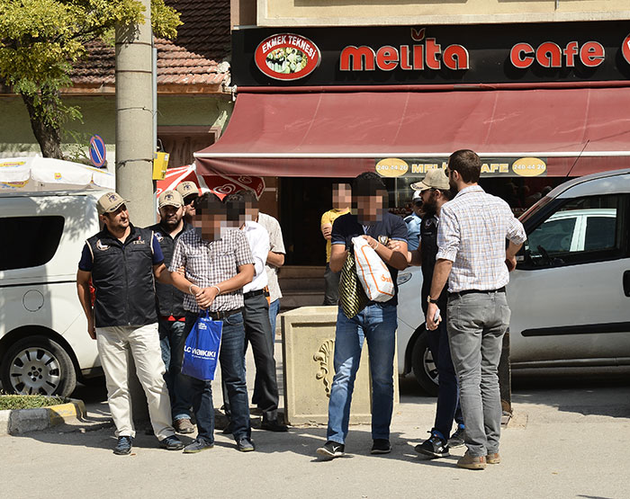 Eskişehir'de Fetullahçı Terör Örgütü/Paralel Devlet Yapılanması'na (FETÖ/PDY) yönelik operasyonda gözaltına alınan meslekten ihraç edilen ve açığa alınan 8 emniyet mensubundan 4'ü adliyeye sevk edildi.