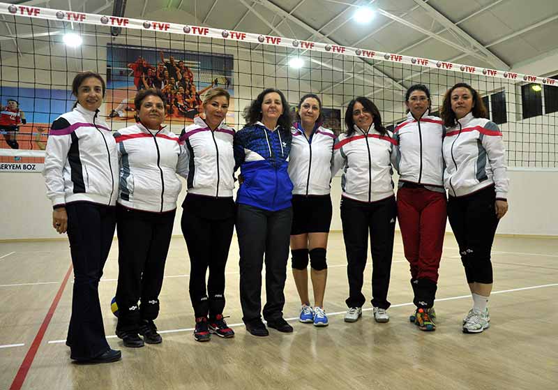 Eskişehir'de uzun yıllar birlikte aynı takımda forma giyen ve kendilerine "Filenin Valide Sultanları" adını veren voleybolcu 12 kadın, Türkiye Voleybol Federasyonu (TVF) tarafından düzenlenecek Veteranlar Şampiyonası'nda birincilik mücadelesi verecek.