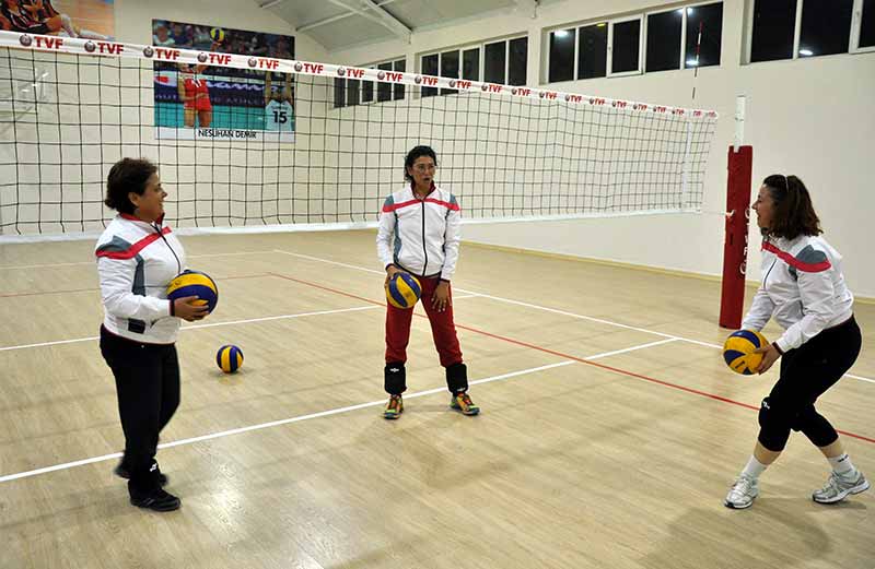 Eskişehir'de uzun yıllar birlikte aynı takımda forma giyen ve kendilerine "Filenin Valide Sultanları" adını veren voleybolcu 12 kadın, Türkiye Voleybol Federasyonu (TVF) tarafından düzenlenecek Veteranlar Şampiyonası'nda birincilik mücadelesi verecek.