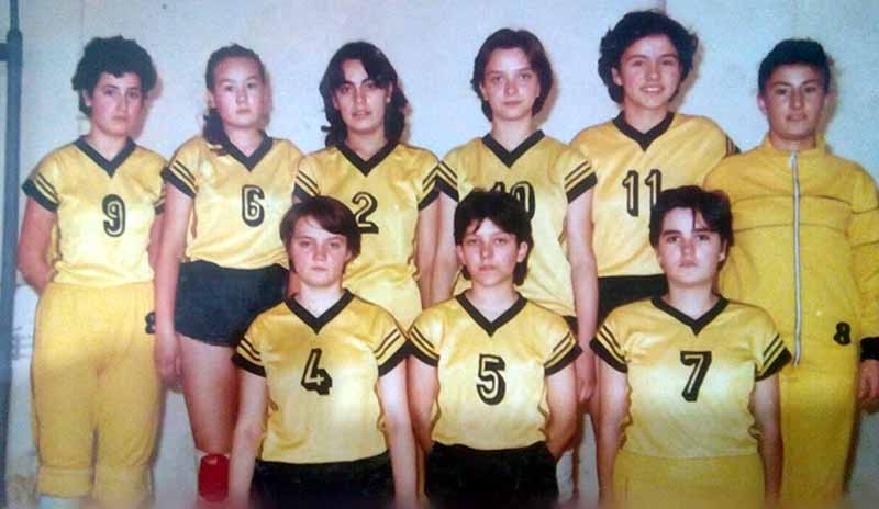 Eskişehir'de uzun yıllar birlikte aynı takımda forma giyen ve kendilerine "Filenin Valide Sultanları" adını veren voleybolcu 12 kadın, Türkiye Voleybol Federasyonu (TVF) tarafından düzenlenecek Veteranlar Şampiyonası'nda birincilik mücadelesi verecek.