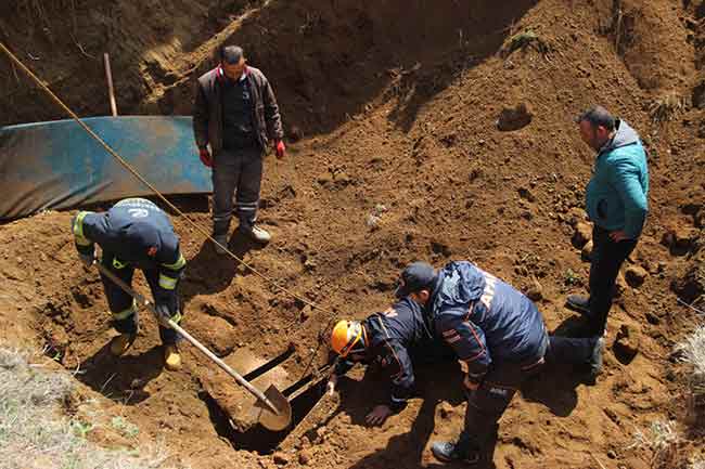 Karatepe Mahallesi'nde ikamet eden ve önceki akşam buzağı lületaşı maden kuyusuna düşen Durmuş Özgün, arama kurtarma ekiplerine şükranlarını sunarak, “Olay, biz dün Eskişehir’deyken çobanımız hayvanları lületaşı madeni ocaklarında otlatırken, hayvanımız bir anda altındaki toprağın kaymasıyla yerin 10 metre altına düşmüş. Dün gece haber aldığımızda geldik. Kendi imkanlarımızla bir şey yapamayacağımızı gördük.