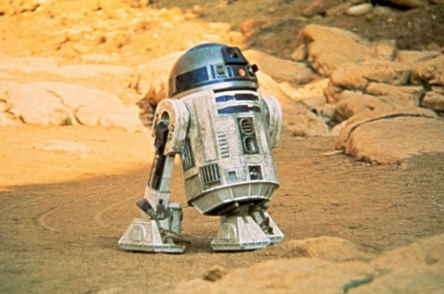 Starwars filmindeki R2D2 isminin, George Lucas, American Graffiti isimli filminin montajını yaparken ortaya çıktığı söylenmekte. Montaj sırasında ekipten bir kişi ‘Makara 2, Diyalog 2 (Reel 2, Dialogue 2)’yi kısaltılmış olarak isteyince (R2D2), Lucas kelimenin tınısından çok hoşlanmış ve ortaya R2D2 çıkmış.