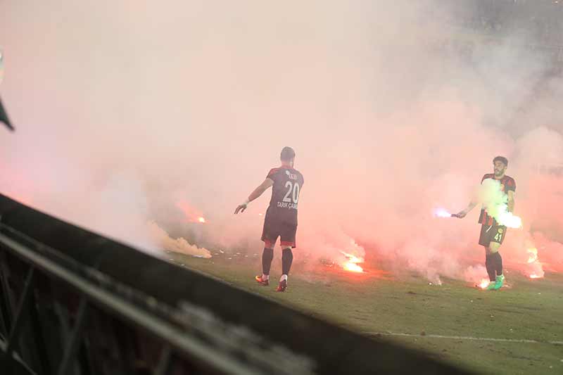 Eskişehirspor-Göztepe finalinde meşalelerin polis tarafından sokulduğu anlaşıldı.