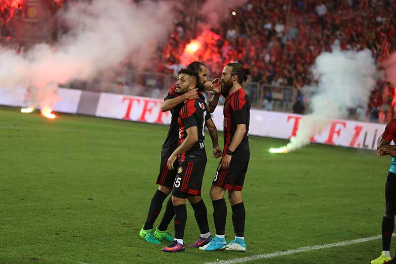 Eskişehirspor-Göztepe finalinde meşalelerin polis tarafından sokulduğu anlaşıldı.