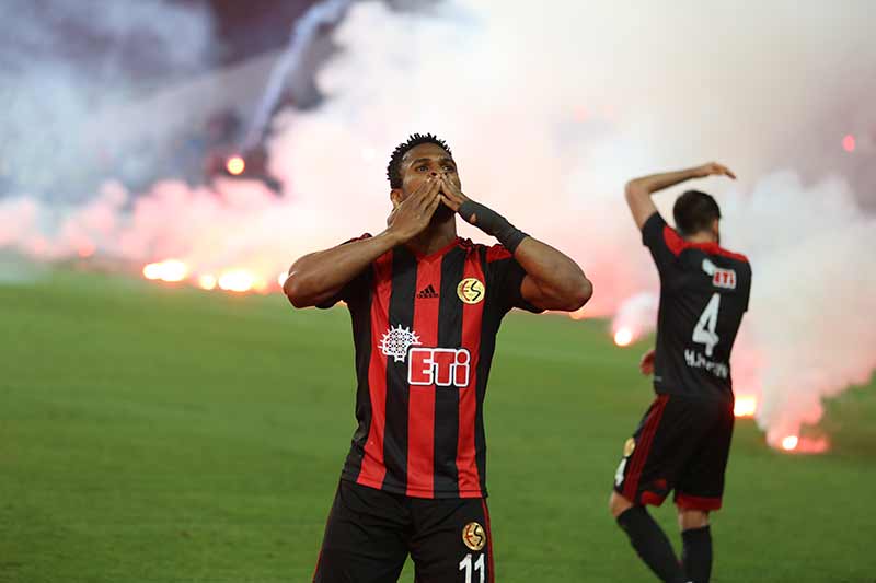 Eskişehirspor-Göztepe finalinde meşalelerin polis tarafından sokulduğu anlaşıldı.