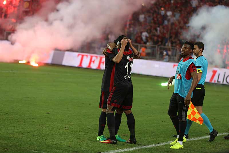 Eskişehirspor-Göztepe finalinde meşalelerin polis tarafından sokulduğu anlaşıldı.