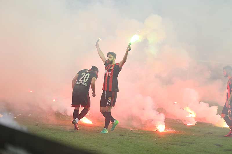 Eskişehirspor-Göztepe finalinde meşalelerin polis tarafından sokulduğu anlaşıldı.