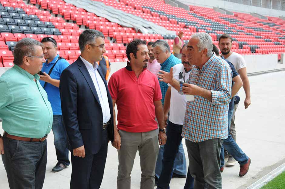 Eskişehir Gençlik Hizmetleri ve Spor Müdürü Hüseyin Aksoy ve Eskişehirspor yöneticilerinden Özgür Demirdaş, Eskişehirspor’un bu sezon oynamaya başlayacağı yeni stadyumun son durumu hakkında basın mensuplarına değerlendirmede bulundu. 