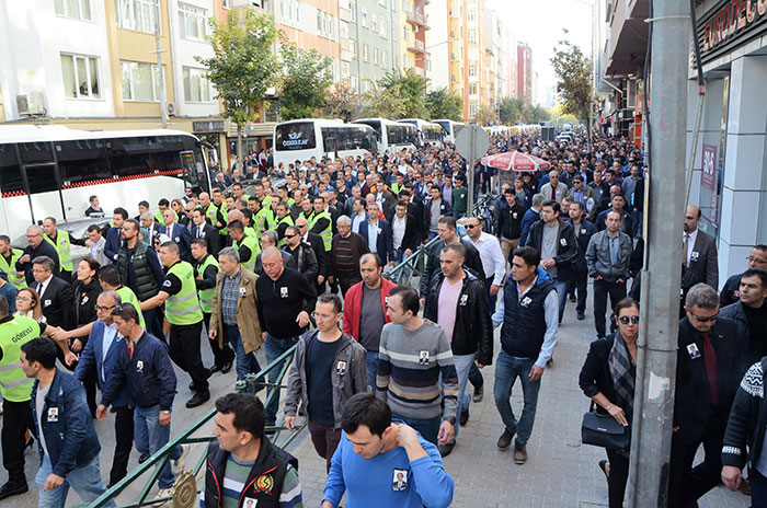 ETİ Şirketleri Onursal Başkanı ve ETİ Makine Yönetim Kurulu Başkanı Firuz Kanatlı düzenlenen cenaze törenin ardından sevenlerinin gözyaşları arasında toprağa verildi. 