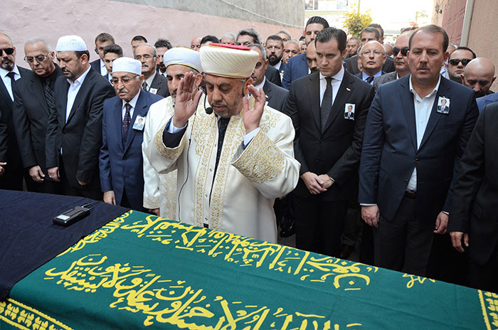 ETİ Şirketleri Onursal Başkanı ve ETİ Makine Yönetim Kurulu Başkanı Firuz Kanatlı düzenlenen cenaze törenin ardından sevenlerinin gözyaşları arasında toprağa verildi. 