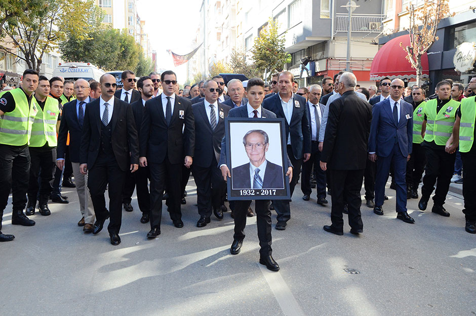 ETİ Şirketleri Onursal Başkanı ve ETİ Makine Yönetim Kurulu Başkanı Firuz Kanatlı düzenlenen cenaze törenin ardından sevenlerinin gözyaşları arasında toprağa verildi. 