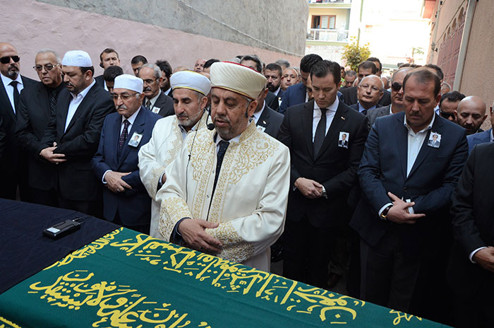 ETİ Şirketleri Onursal Başkanı ve ETİ Makine Yönetim Kurulu Başkanı Firuz Kanatlı düzenlenen cenaze törenin ardından sevenlerinin gözyaşları arasında toprağa verildi. 