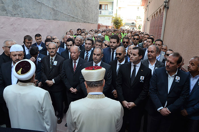 ETİ Şirketleri Onursal Başkanı ve ETİ Makine Yönetim Kurulu Başkanı Firuz Kanatlı düzenlenen cenaze törenin ardından sevenlerinin gözyaşları arasında toprağa verildi. 