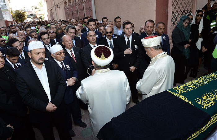 ETİ Şirketleri Onursal Başkanı ve ETİ Makine Yönetim Kurulu Başkanı Firuz Kanatlı düzenlenen cenaze törenin ardından sevenlerinin gözyaşları arasında toprağa verildi.