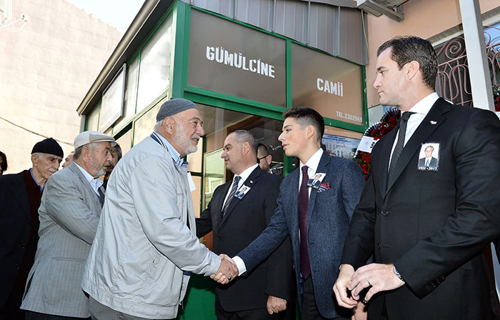 ETİ Şirketleri Onursal Başkanı ve ETİ Makine Yönetim Kurulu Başkanı Firuz Kanatlı düzenlenen cenaze törenin ardından sevenlerinin gözyaşları arasında toprağa verildi.