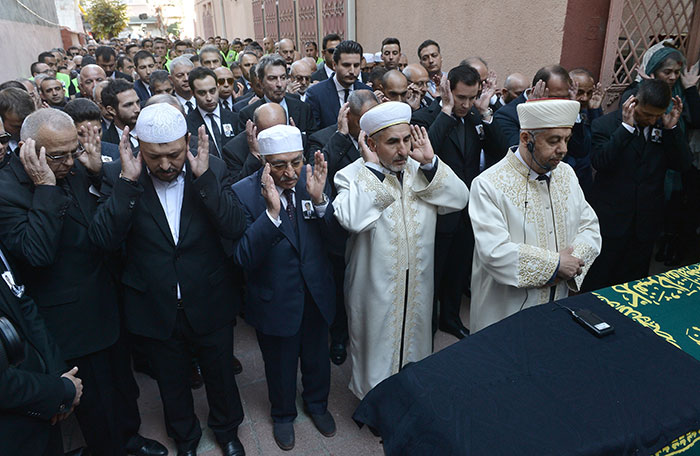 ETİ Şirketleri Onursal Başkanı ve ETİ Makine Yönetim Kurulu Başkanı Firuz Kanatlı düzenlenen cenaze törenin ardından sevenlerinin gözyaşları arasında toprağa verildi.