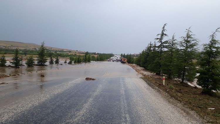 Eskişehir’de yoğun yağış ulaşımda aksamalara sebep olurken Seyitgazi ilçe karayolu bir süreliğine ulaşıma kapandı, bazı araçlar mahsur kaldı. 