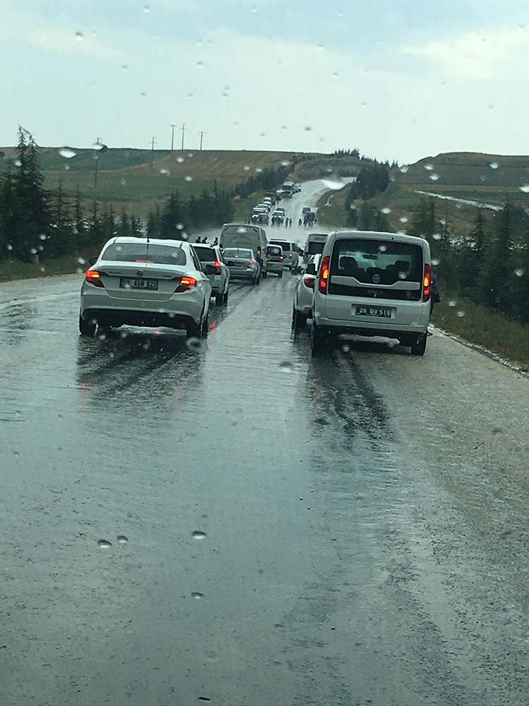 Eskişehir’de yoğun yağış ulaşımda aksamalara sebep olurken Seyitgazi ilçe karayolu bir süreliğine ulaşıma kapandı, bazı araçlar mahsur kaldı. 