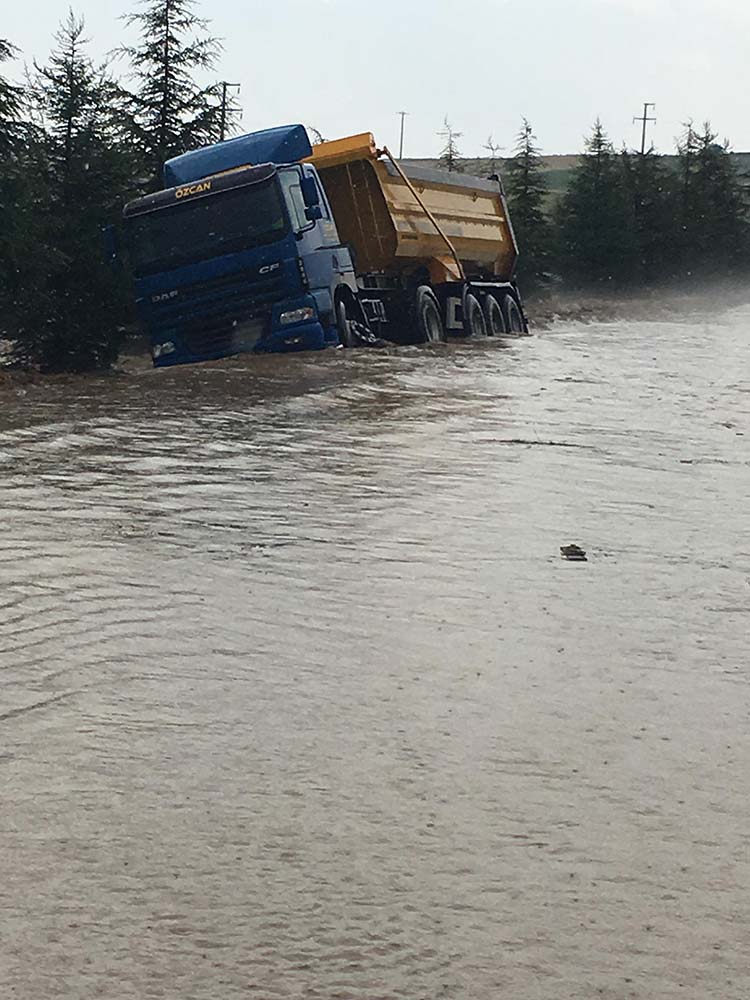 Eskişehir’de yoğun yağış ulaşımda aksamalara sebep olurken Seyitgazi ilçe karayolu bir süreliğine ulaşıma kapandı, bazı araçlar mahsur kaldı. 