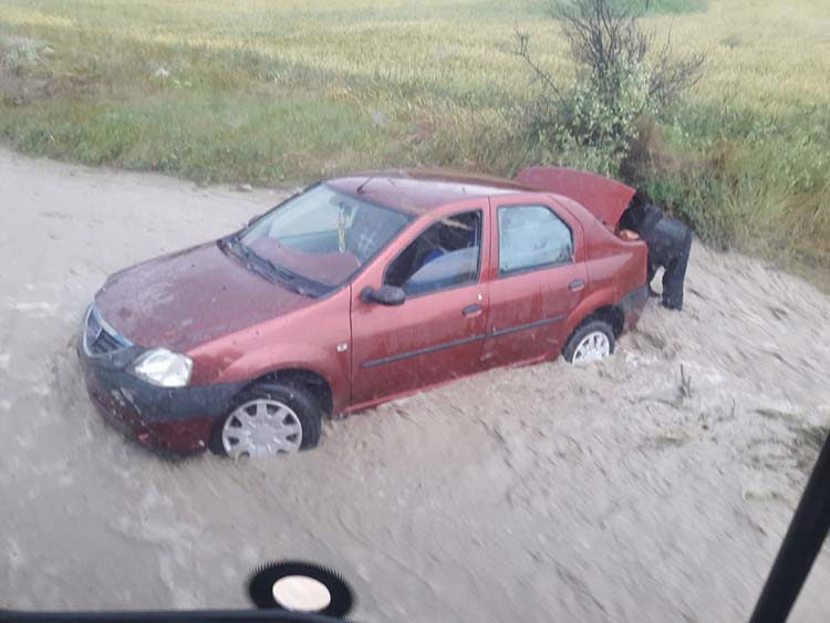 Eskişehir’de yoğun yağış ulaşımda aksamalara sebep olurken Seyitgazi ilçe karayolu bir süreliğine ulaşıma kapandı, bazı araçlar mahsur kaldı. 