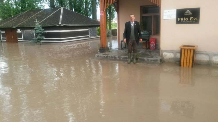 Eskişehir’de yoğun yağış ulaşımda aksamalara sebep olurken Seyitgazi ilçe karayolu bir süreliğine ulaşıma kapandı, bazı araçlar mahsur kaldı. 