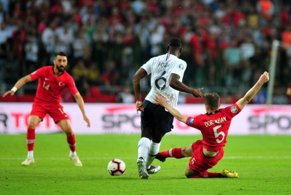 Türkiye'nin Fransa karşısında aldığı 2-0'lık zafer sonrası Fransa medyası adeta şoka girdi. Yapılan yorumlar da bu yöndeydi... Dorukhan'ın Pogba'yı adeta sahadan silmesi de bu yorumlarda yer buldu.