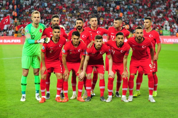 Türkiye'nin Fransa karşısında aldığı 2-0'lık zafer sonrası Fransa medyası adeta şoka girdi. Yapılan yorumlar da bu yöndeydi... Dorukhan'ın Pogba'yı adeta sahadan silmesi de bu yorumlarda yer buldu.