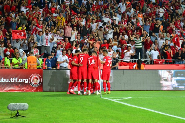 Genelde ise "Fransa Milli Takımı 90 dakika boyunca kaleye isabet eden tek şut dahi atamadı." yorumu ön plana çıktı.