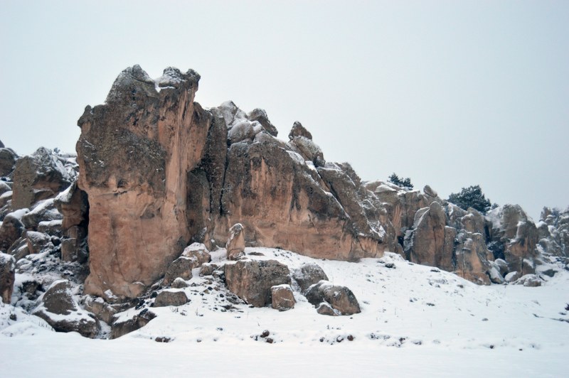 Afyonkarahisar, Ankara, Eskişehir ve Kütahya'da geniş bir alanı kapsayan, Türkiye'nin önemli turizm merkezlerinden Frig Vadisi, kar yağışı sonrası beyaza büründü.