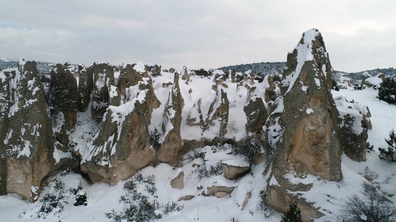 Afyonkarahisar, Ankara, Eskişehir ve Kütahya'da geniş bir alanı kapsayan, Türkiye'nin önemli turizm merkezlerinden Frig Vadisi, kar yağışı sonrası beyaza büründü.