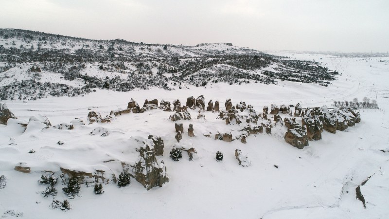 Afyonkarahisar, Ankara, Eskişehir ve Kütahya'da geniş bir alanı kapsayan, Türkiye'nin önemli turizm merkezlerinden Frig Vadisi, kar yağışı sonrası beyaza büründü.