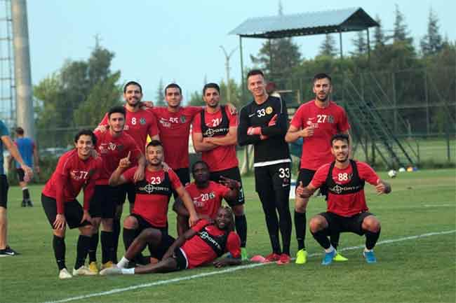 Antrenmanda oynanan maçın ardından futbolcuların verdiği keyifli pozlar da gözden kaçmadı.