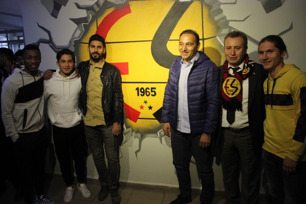 Eskişehirspor Teknik Direktörü Fuat Çapa, futbolcular Hakan Aslantaş, Mehmet Özcan, Talha Erdoğan ve Jesse Sekidika ile birlikte liseli öğrencilerle buluştu. Burada İHA mikrofonuna konuşan Hakan Aslantaş ve Fuat Çapa, genç taraftarlarla buluşmaktan dolayı çok mutlu olduklarını belirttiler. 