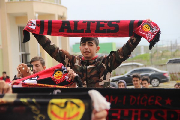 Bu sezonda bunu gerçekleştirdiğimiz için hem kendi adıma hem de Eskişehirspor adına çok mutluyum. Onların Eskişehirspor’a ne kadar bağlı olduğunu biliyoruz. Biz geldikten sonra bir güneş açtı. Güneştir yağmurdur çok bir şey fark etmiyor. Sevda neredeyse Eskişehirspor taraftarı oradadır.” 