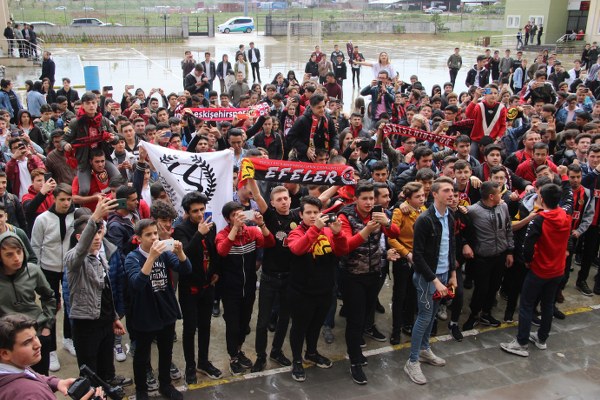 Eskişehirspor Teknik Direktörü Fuat Çapa, futbolcular Hakan Aslantaş, Mehmet Özcan, Talha Erdoğan ve Jesse Sekidika ile birlikte liseli öğrencilerle buluştu. Burada İHA mikrofonuna konuşan Hakan Aslantaş ve Fuat Çapa, genç taraftarlarla buluşmaktan dolayı çok mutlu olduklarını belirttiler. 