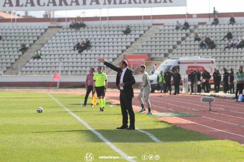 Eskişehirspor Elazığspor deplasmanında 3-2 kaybederken bir yandan da Fuat Çapa'nın hakem tarafından tribüne gönderilmesi şokunu yaşıyor. 