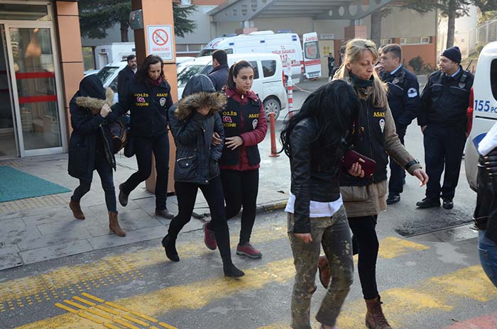 Eskişehir'de "Bal tuzağı 3" fuhuş operasyonu ile gözaltına alınan 22 şüpheli, sağlık kontrolünden geçirilerek adliyeye sevk edildi. 