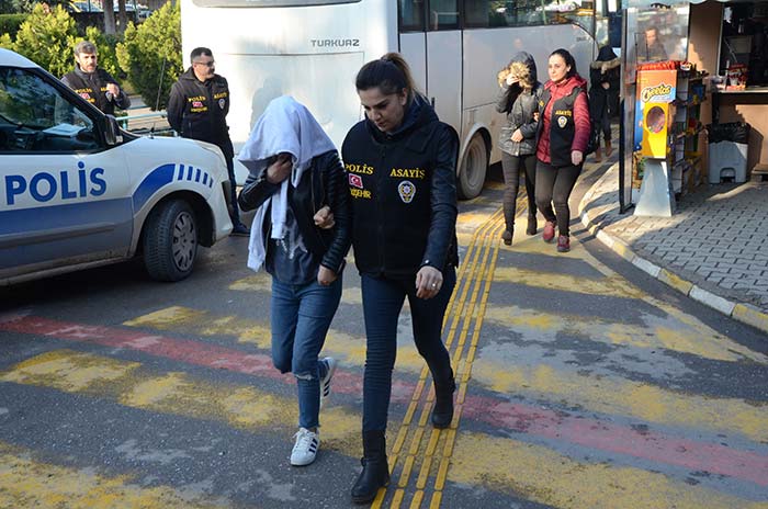 Eskişehir'de "Bal tuzağı 3" fuhuş operasyonu ile gözaltına alınan 22 şüpheli, sağlık kontrolünden geçirilerek adliyeye sevk edildi. 