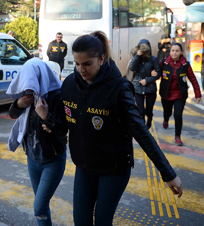 Eskişehir'de "Bal tuzağı 3" fuhuş operasyonu ile gözaltına alınan 22 şüpheli, sağlık kontrolünden geçirilerek adliyeye sevk edildi. 